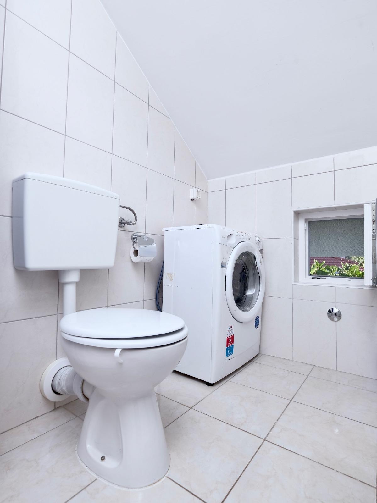 Private bathroom with washing machine, Apartman Vinišće