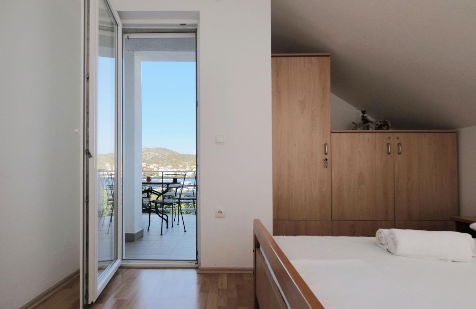Bedroom with private balcony and Adriatic sea view in Apartman Vinišće
