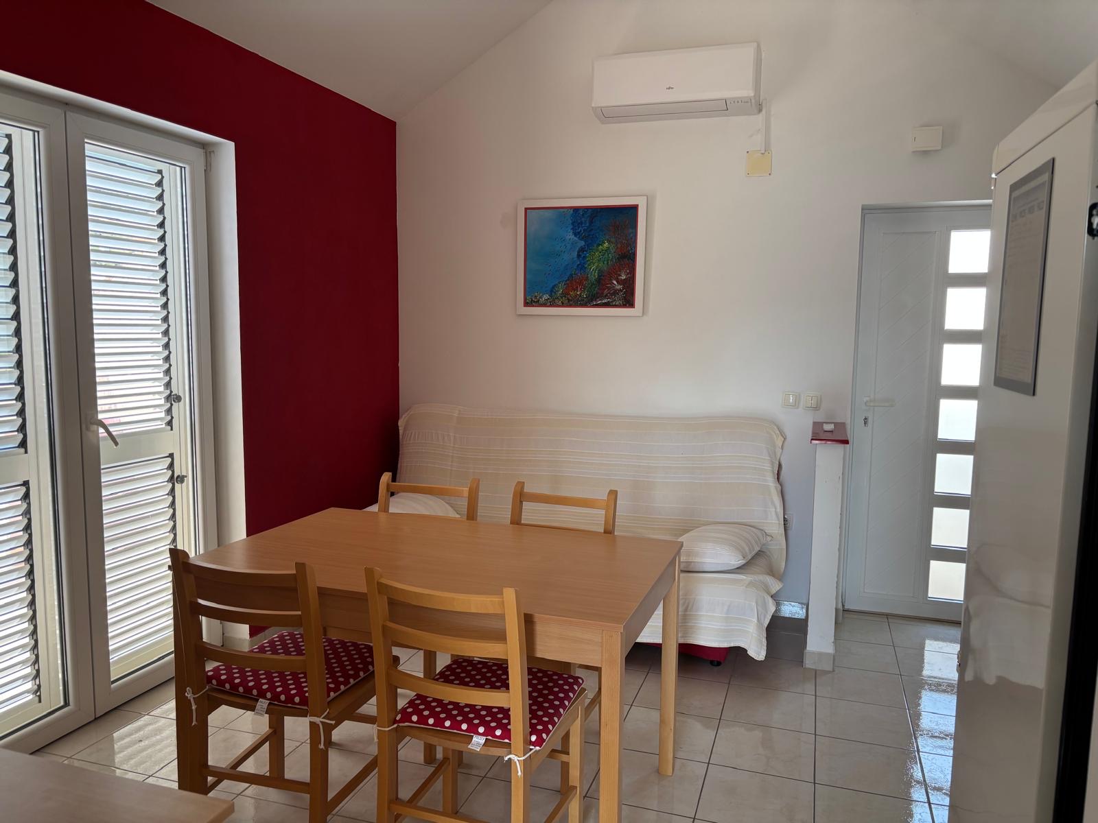 Sunny living and dining room with sea view — Apartman Vinišće