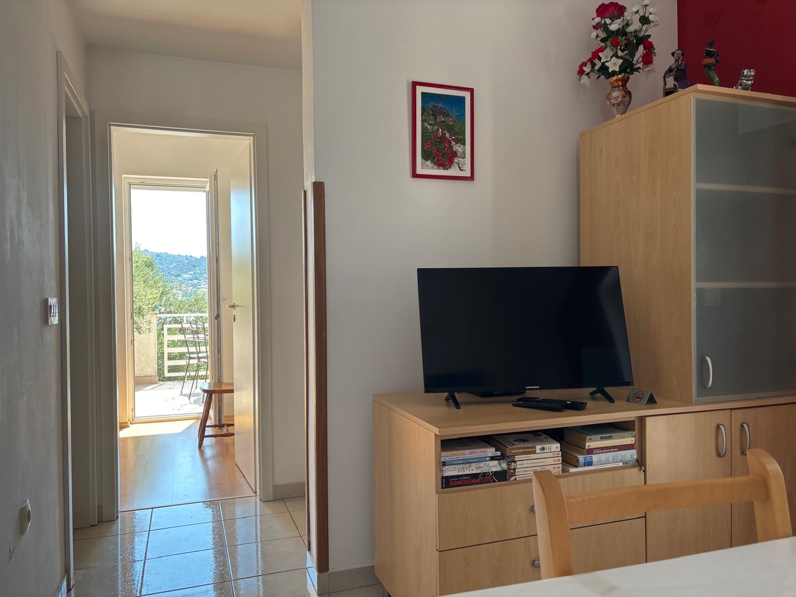 Living room with Smart TV and bay view, Apartman Vinišće Croatia